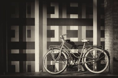 Bisiklet duvara çarpıyor.