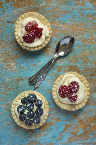 Fresh tartlets with berries — Stock Photo, Image