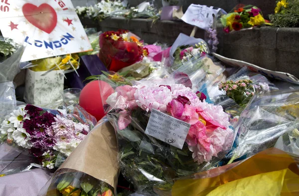 Flowers in memories to a terrorist attack in London — Stock Photo, Image