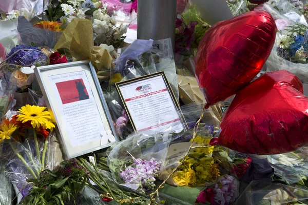 Blumen in Erinnerung an Terroranschlag in London — Stockfoto