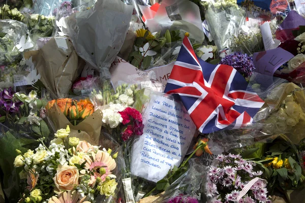 Flowers in memories to a terrorist attack in London — Stock Photo, Image