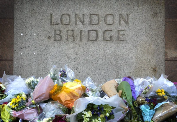 Flowers in memories to a terrorist attack in London — Stock Photo, Image