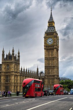 Big Ben önünde kırmızı otobüs