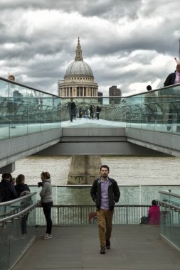 Londra'da MILENIUM köprüsü üzerinde yürüyen turist