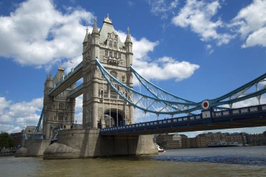 Londra'da bir yunus çeşme ile kız