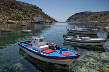 Balıkçı tekneleri Sifnos Yunanistan içinde
