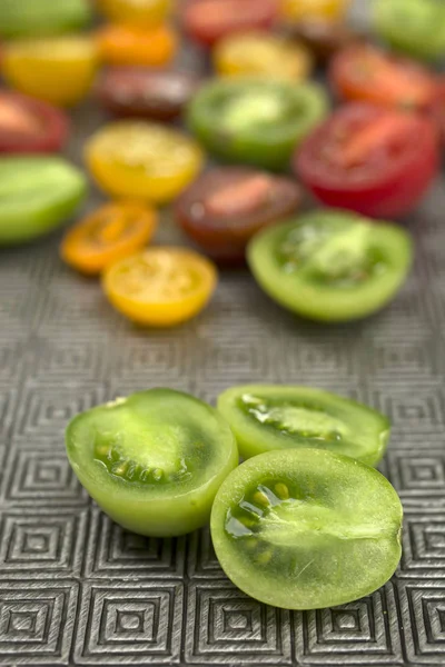 Tomates coloridos em uma chapa — Fotografia de Stock
