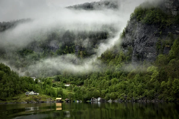 Niedrige Wolkendecke im Gebirge in Norwegen — Stockfoto