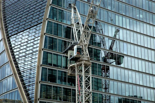 Mannen i en kran i en stad — Stockfoto