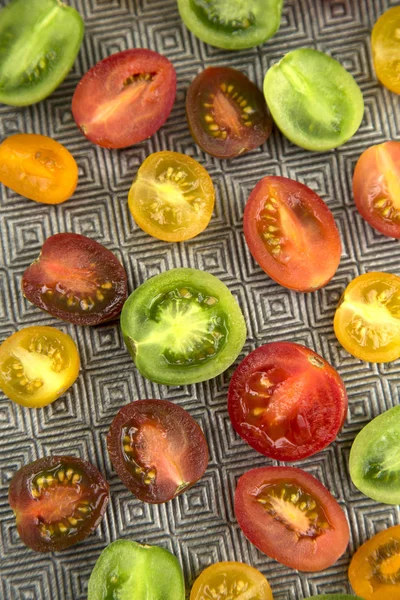 Barevné rajčata na talíři — Stock fotografie