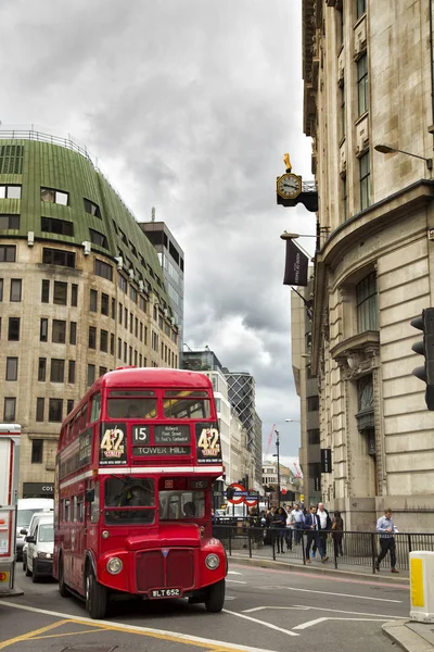 Rode dubbeldeks bus in Londen — Stockfoto