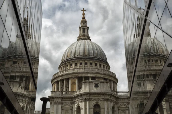 St Pauls cathedral with relections — Stock Photo, Image