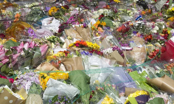 Flowers in memories to a terrorist attack in London — Stock Photo, Image
