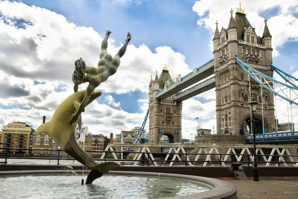 Meisje met een dolfijn fontein in Londen — Stockfoto