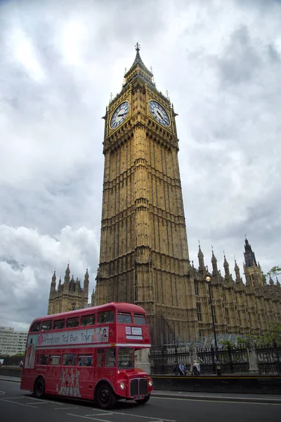 Ônibus vermelho na frente do Big Ben — Fotografia de Stock
