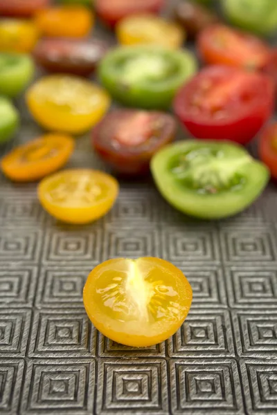 Tomates coloridos en un plato — Foto de Stock