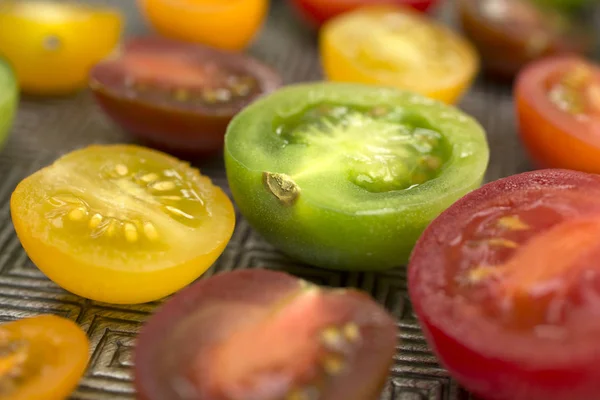 Tomates coloridos em uma chapa — Fotografia de Stock