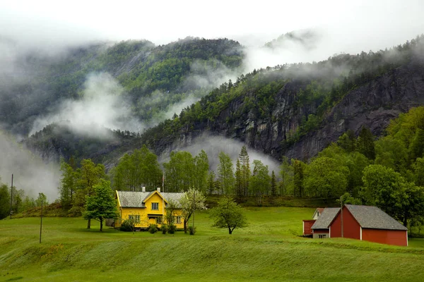 Niedrige Wolken im Fjord von Bergen in Norwegen — Stockfoto