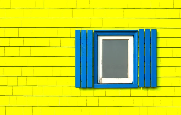 Venster op gele houten muur — Stockfoto