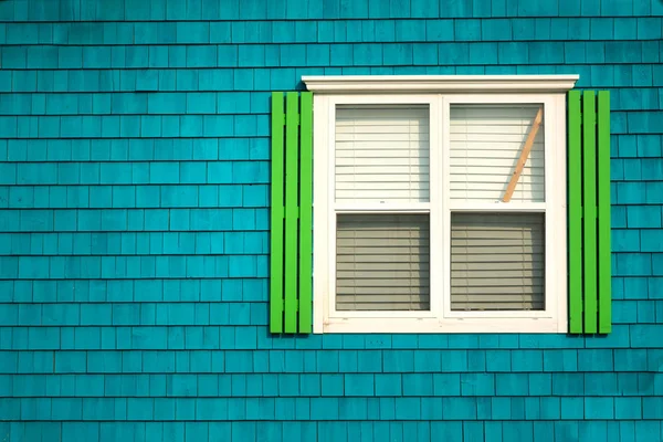 Fenster an türkisfarbener Holzwand — Stockfoto