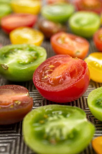 Tomates colorées sur une assiette — Photo