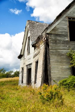 Bir alanı terk edilmiş evde