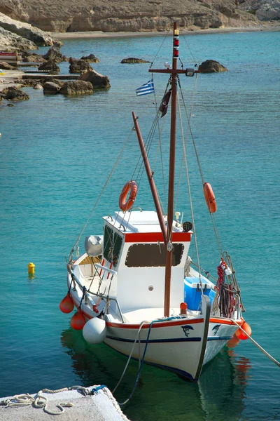 Barco de pesca en Mandrakia en la isla de Milos — Foto de Stock