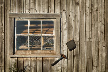 Bir grunge duvar ahşap pencere 