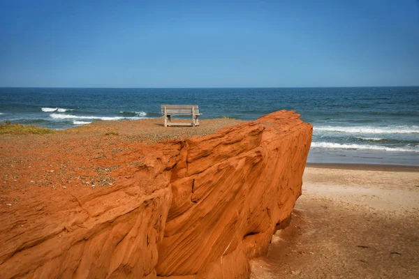 Czerwony klif w Magdalen islands — Zdjęcie stockowe