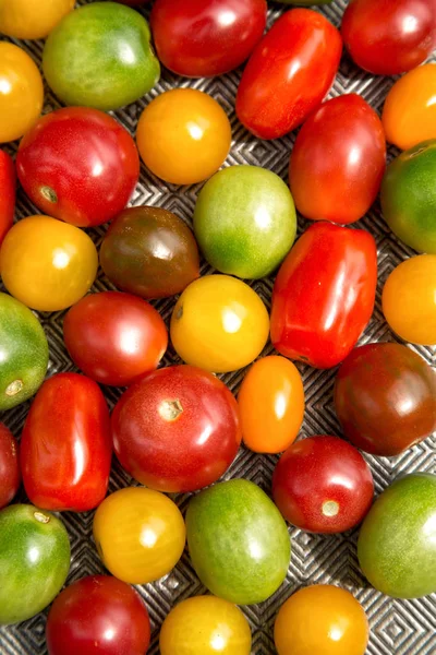 Barevné rajčata na talíři — Stock fotografie