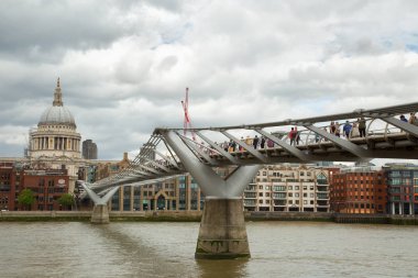 Londra'da MILENIUM köprüsü üzerinde yürüyen turist
