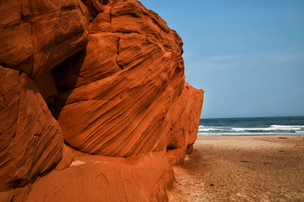 Falaise rouge dans les îles de la Madeleine — Photo