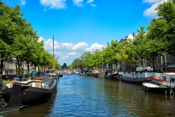 Canaux et digues avec des bateaux de la ville d'Amsterdam . — Photo