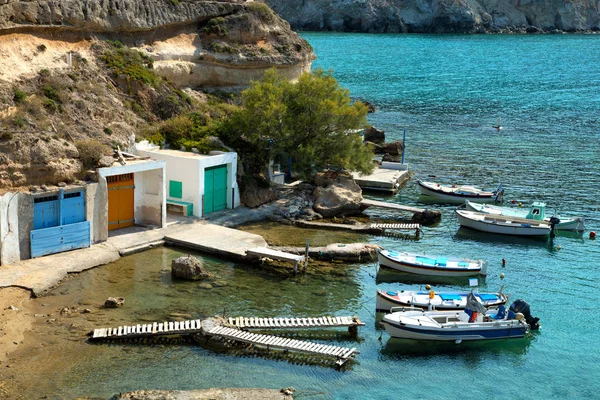 Barcos de pesca en Mandrakia en la isla de Milos — Foto de Stock