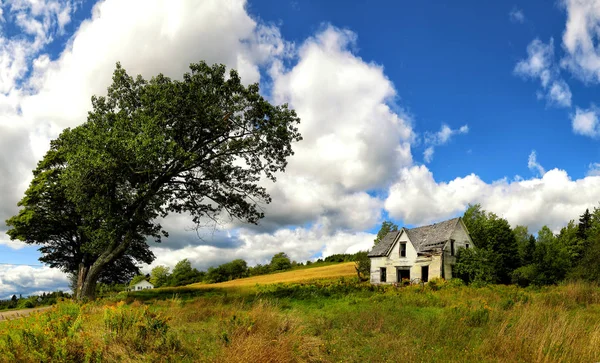 Casa abbandonata in un cielo blu — Foto Stock