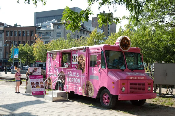 Różowy food trucka — Zdjęcie stockowe