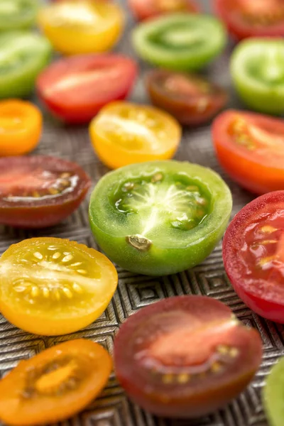 Kleurrijke tomaten op een plaat — Stockfoto