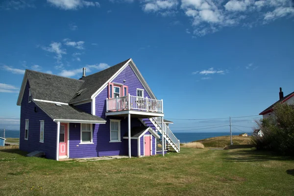 Toit violet sur l'île de Magdalein — Photo