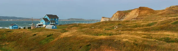 Blauwwitte Huis aan zee — Stockfoto