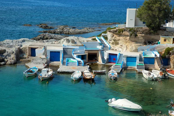 Barcos de pesca en Mandrakia en la isla de Milos — Foto de Stock