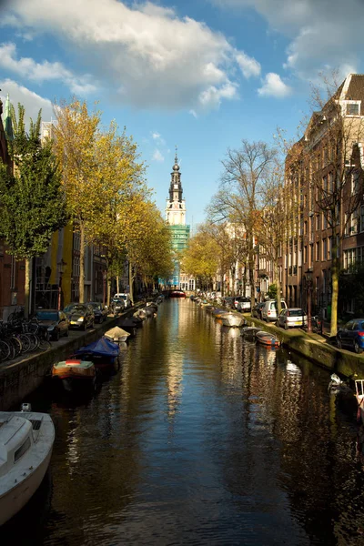 Eglise et canal d'Amsterdam — Photo