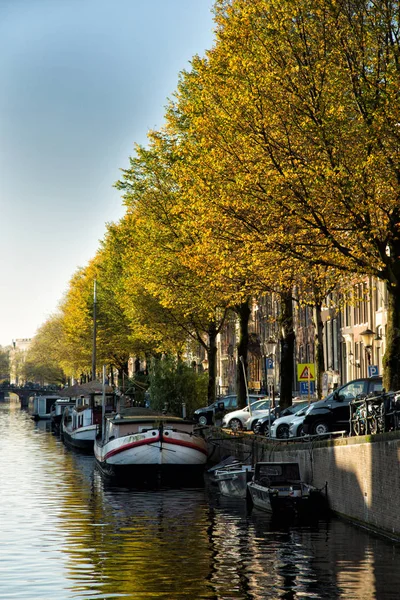 Bateaux le long du canal d'Amsterdam — Photo