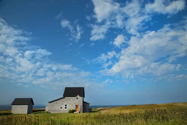 Graues Haus in einem Land — Stockfoto