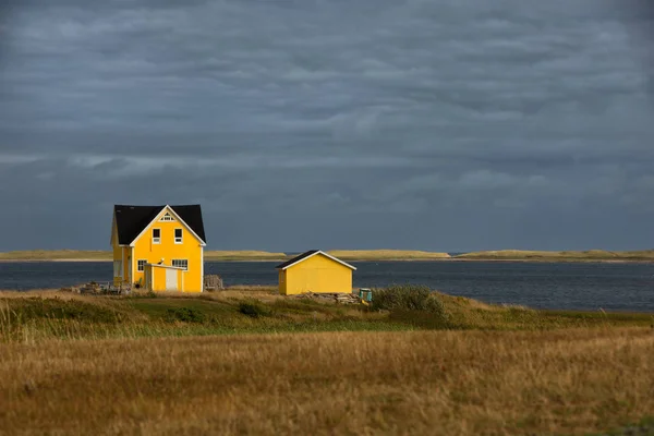 Casa amarilla junto al mar — Foto de Stock