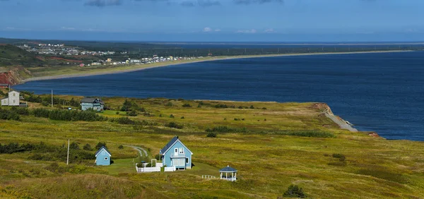 Casa azul junto ao mar — Fotografia de Stock