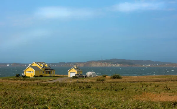 Gula huset vid havet — Stockfoto