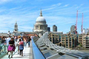 Londra'da MILENIUM köprüsü üzerinde yürüyen turist