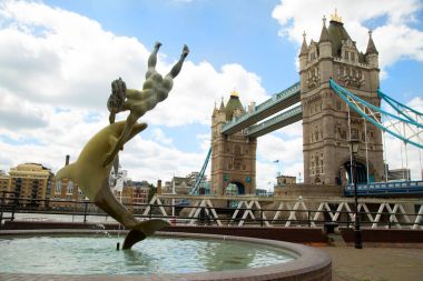 Londra İngiltere'de bir yunus heykel çocukla