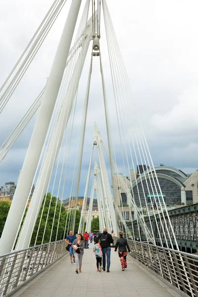 Mensen die de Waterloo brug in Londen Verenigd Koninkrijk — Stockfoto