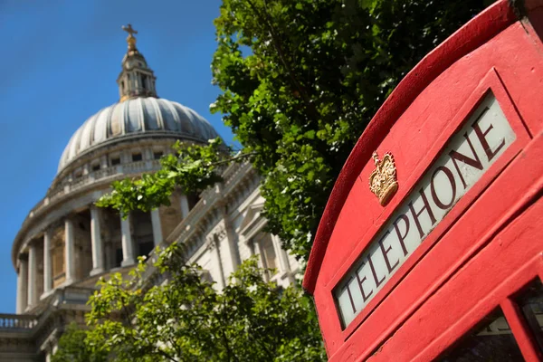 Catedral de St Pauls con una cabina de teléfono rojo — Foto de Stock